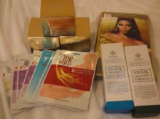 お土産シリーズ②<br /><br />baviphatのカタツムリクリーム。カタツムリ成分90%に踊らされて、自分、母、ババに購入。祖母に好評でした♪<br /><br />ビヨンセのマスクも買ってみた。高かった！<br /><br />下段のマスクとハンドクリーム、洗顔フォームはお・ま・け♪