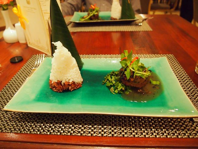 一端ホテルへ戻り、シャワーを浴びて、休憩をして夕飯へ<br />メインを選びましたが、トンレサップ湖産のエビかお肉かで、なんとなくトンレサップ湖のエビは選べませんでした<br /><br />そしてこの日こそはナイトマーケットに行こうとビールはやめ、マンゴージュースで☆寝てしまうといけないのでね