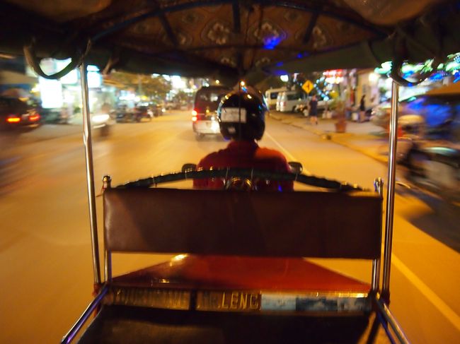 ホテルに戻ってからトゥクトゥクでナイトマーケットへ<br />２ドル<br />歩ける距離のホテルでしたが疲れたのと、トゥクトゥクに乗ってみたかったので<br /><br />この後ナイトマーケットで町全体が停電となり、真っ暗になり、適当に歩いたら方向感覚もなくなり、案の定どちらがホテルか分からなくなりました<br />暗くなった時停電と気づかず、どこかのお店の人に暗い、いつ電気が付くかを聞いたら、８時になったら消えると言われ、翌日ガイドさんに聞いたらそんなことはないとのこと<br />意思疎通が全く図れていなかったと、笑えます<br />またどこかのお店の人にホテルがどっちか聞いたら、トゥクトゥクを呼ばれ、皆さんの勢いでホテルへ帰ることに…真っ暗だったし、１人でちょっと怖かったし、まぁいいかで就寝…zzz<br /><br /><br /><br />つづく<br />〜part３へ〜