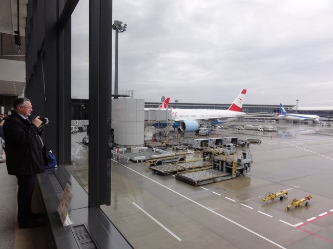 「オーストリア航空」　で　「約１４時間」　のフライト。<br /><br />「ヴィエナ（ウィーン）」　で乗り継ぎがあります。<br />　<br />航空券購入時には「格安航空券」のため「マイル」が付かず「落胆」。