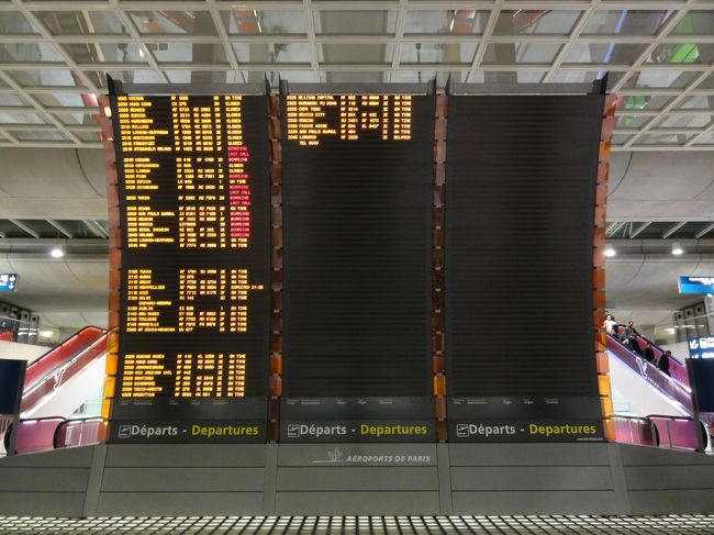 オシャレな電光掲示板。<br /><br /><br />この時は鉄道で悩ませられ続けた「フランスの旅」をまだ分かってなく何気なく通過。