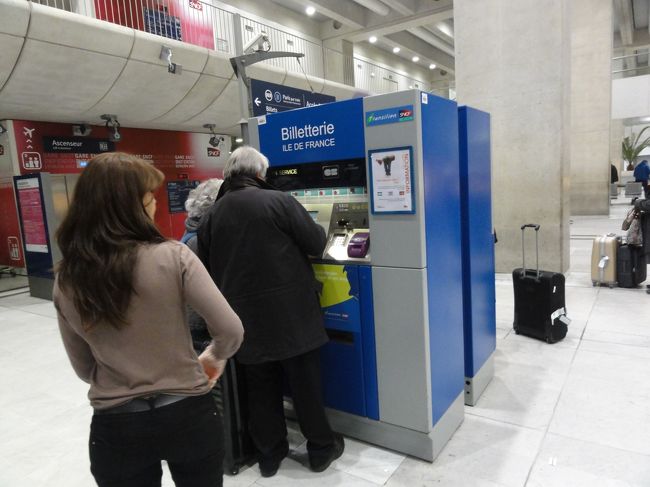 いきなり壊れた券売機。違う券売機に並び直しをくらう。<br /><br /><br />日本語の表示がないフランスの券売機。<br /><br /><br />英語は表示されます。<br />