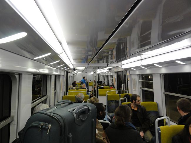 旅行客を乗せてパリ市内へ　「約３０分」　くらいで到着。<br /><br /><br />「北駅」　の雰囲気は多くのアフリカ系移民が闊歩し怖い印象。