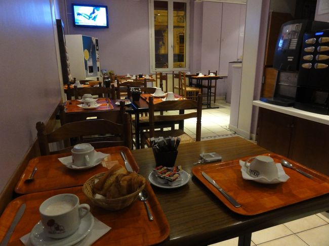 「朝食付」　とあったけど、「パン」　と　「コーヒー」　だけ・・・でした。