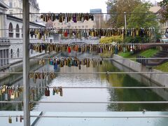 竜の橋からプレシェーレノフ広場側に少し行ったところにある「肉屋の橋」。
目の前に肉屋があったことが橋の名前の由来だそうです。

欄干のワイヤーに南京錠がたくさん。恋人同士でつける、日本でも観光地によくあるやつです。

