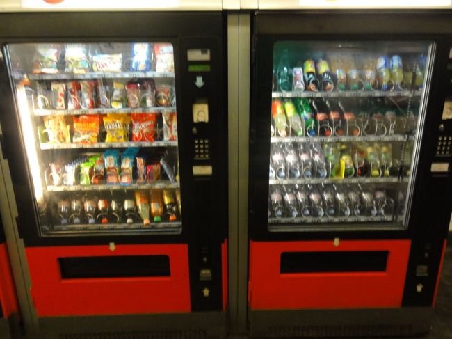 よく利用した　「駅」　にある　「自動販売機」　です。<br /><br /><br /><br />商品の場所によっては、なかなか商品が出てこなく地下鉄に乗り遅れそうになりました。<br />