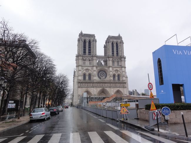 「ノートルダム寺院」　です。<br /><br /><br />初日から　「雨」　に降られてテンションが下がります。<br /><br />