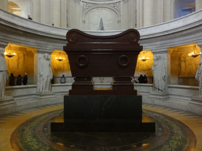 「アンヴァリッド」　です。<br /><br /><br />写真は　「ナポレオンの柩」　です。<br /><br /><br />日本の　「修学旅行」　の生徒に遭遇し驚きました。