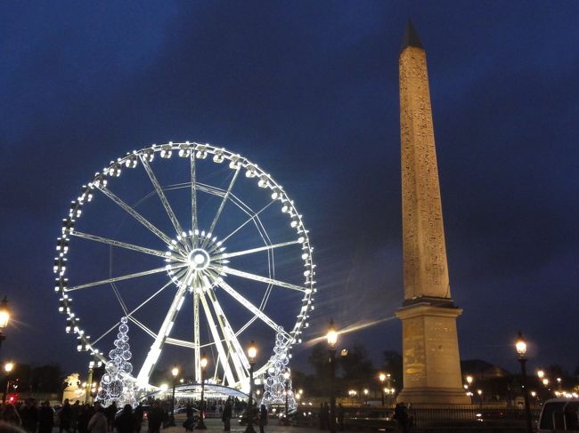 夜の　「シャンゼリゼ通り」　を歩きます。<br /><br /><br />写真は　「コンコルド広場」　です。<br /><br /><br />パリも　「節電」　で例年と比べ　「暗く」　なったそうです。