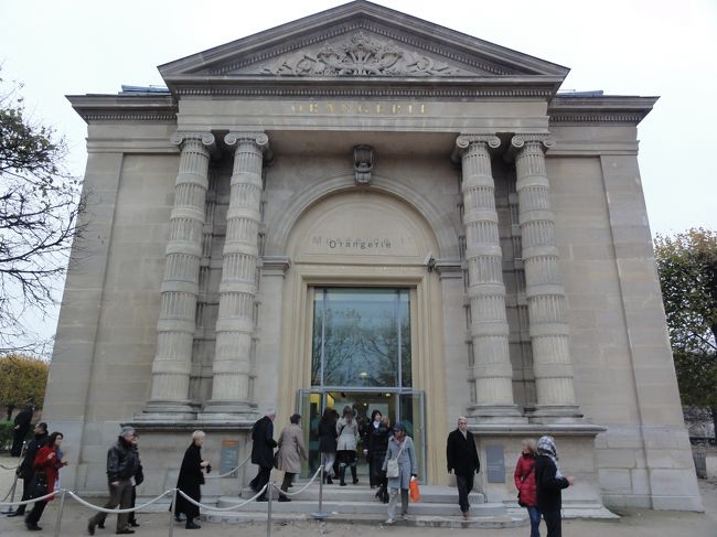 夕方は　「オランジュリー美術館」　です。<br /><br /><br />「モネ」　の　「睡蓮」　は写真撮影禁止でした。