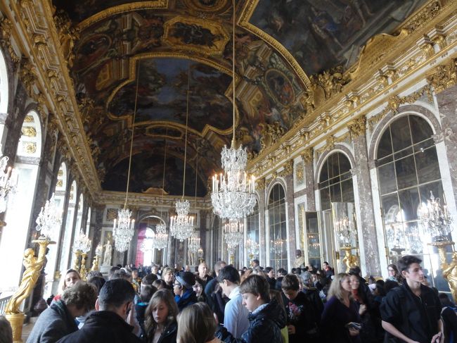 ４日目は　「ヴェルサイユ宮殿」　です。<br /><br /><br />庭園の散策は　「寒かった」　ので早めに撤収。