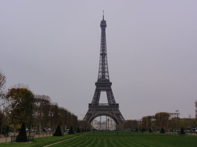 ５日目はパリ市内観光。<br /><br /><br />朝から　「冷たい雨」　が降り続きます。<br /><br /><br />「エッフェル塔」　に登りましたが　「雨」　がひどくなるばかり。