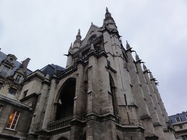 フランス初日の観光は「パリ市内」です。<br /><br />まずは　「サント・シャペル」　から。<br /><br />「パリ・ミュージアム・パス（ＰＭＰ）」を購入しました。これは、各博物館でいちいち並んで入場券を購入しなくても定期券の様に入口で見せれば入場できる便利なパスです。<br /><br />「パス」のおかげで「時間とお金の節約」ができました。<br /><br /><br />