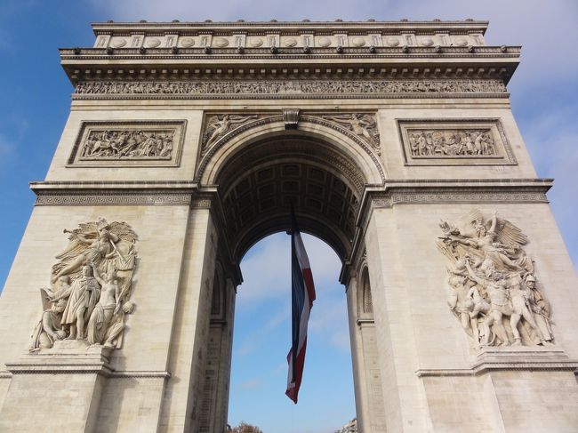 本日もパリ市内観光で、「凱旋門」からスタートと意気込むも、「閉鎖」されてます！！<br /><br />「イタリア」からの来賓らしく「午後」なら入れるとのこと。