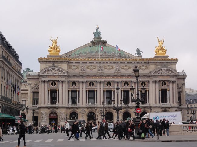 「パレ・ガルニエ」　です。<br /><br /><br />周辺でアンケートを取っている　「インド人女性」　「７、８人」　に囲まれる。<br /><br /><br />近くにいる日本人から　「カバン」　気を付けてとの声がする。<br /><br />