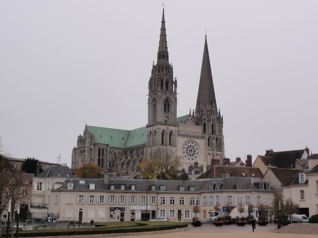 ７日目　は　「シャルトル大聖堂」　です。<br /><br /><br />「行き」　も　「帰り」　非常にに苦労しました。<br /><br /><br />帰りに関しては、途中の駅まで「バス」で進み、そこから「電車」に乗り換えパリ市内へと、想像を超えた帰り方でした。<br /><br />