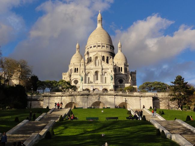 午後はパリに戻り　「サクレクール大聖堂」　です。<br /><br /><br />この界隈は治安が悪そう・・・<br /><br /><br />お土産を売っているアフリカ系移民に腕を掴まれ放してくれません。