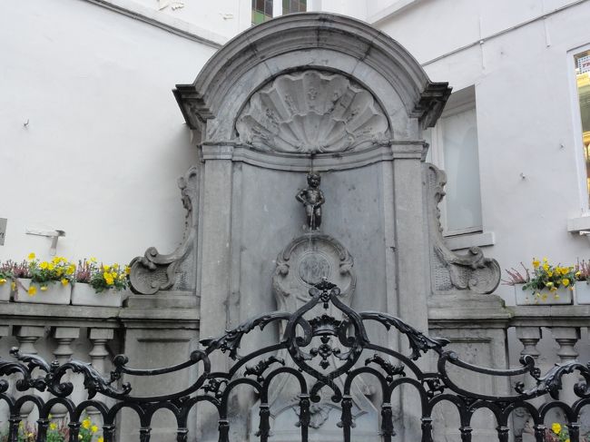 １１日目はベルギーの　「ブリュッセル」　です。<br /><br /><br />写真は　がっかりで有名　「小便小僧」　です。