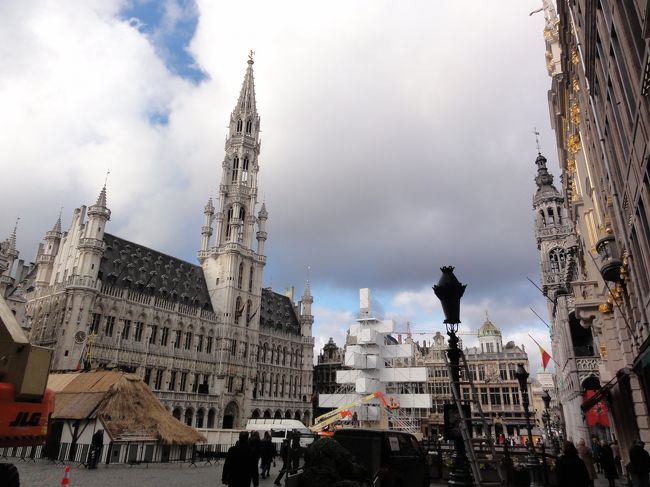 「グランプラス」　です。<br /><br /><br />「ヨーロッパ」　で一番　「綺麗な広場」　と言われています。<br /><br /><br />「クリスマス前」　の　「工事」　で景観が悪く感動しなかった。　