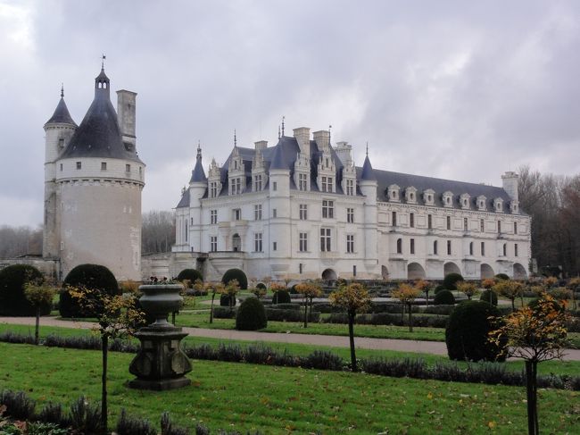 １２日目は　「ロワール渓谷」　です。<br /><br /><br />「ツアー」　に申し込みました。<br /><br /><br />写真は　「シュノンソー城」　です。