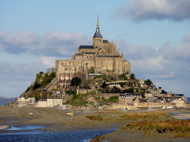 今回の旅行で一番感動したのが　「モンサンミッシェル」　です。<br /><br /><br />日本人の　「多さ」　に吃驚。<br /><br /><br />写真は、人生初めての　「トリミング」　をしてます。<br /><br />遠くから撮ると何故か「ぼやけ」ます。