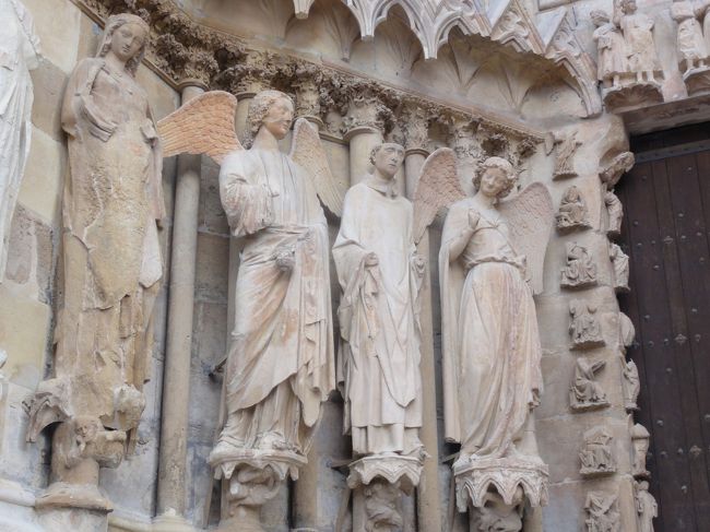 １４日目は　「ランス大聖堂」　です。<br /><br /><br />「ツアー」　に申し込みました。<br /><br /><br />「微笑みの天使」　が有名。　