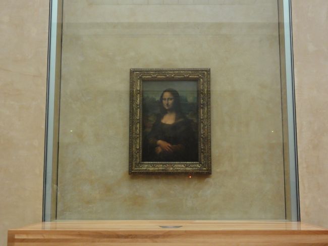 「ランス」　から戻ったら　「６時３０分過ぎ」　ぐらいだったので、<br /><br />名残惜しく　「ルーブル美術館」　へもう一度行きました。<br /><br />金曜日だったので夜の　「１０時」　まで開いてます。<br /><br />ガイドブックには　「夜の割引」　が載っていたのに、窓口で　「割引」　は無いと言われる。