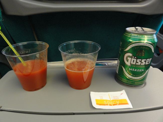 無事に　「乗り継ぎ」　も終え、「１１時間強」　のフライトです。<br /><br /><br />写真は　「ビール」　と　「トマトジュース」　です。