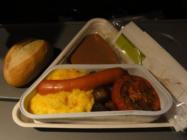 着陸　「２時間前」　に出される　「朝食」　です。<br /><br /><br />無事に到着。<br /><br /><br />「天候」　に恵まれず、「電車」　に苦労した　「フランス旅行」　でした。