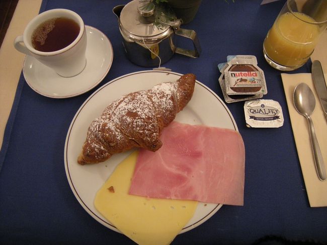 簡単なメニューです。<br /><br />朝から雨・・・(+_+)<br /><br />ちょっと遅めの出発です。