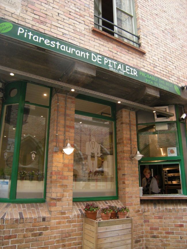 ここでワッフル買いました！<br /><br />ベルギーで初ワッフル！　２ユーロです。<br /><br />もちもちタイプかな。