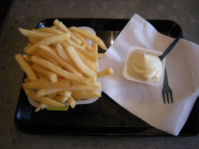 「フリッツ1900」でフリッツ食べました〜♪<br /><br />スモールで2.25ユーロ　マヨネーズが0.7ユーロです。<br /><br />まぁ、普通な感じ（笑）でもマヨネーズがおいしかった！