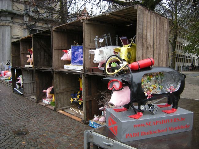 ブタの作品が並んでました。