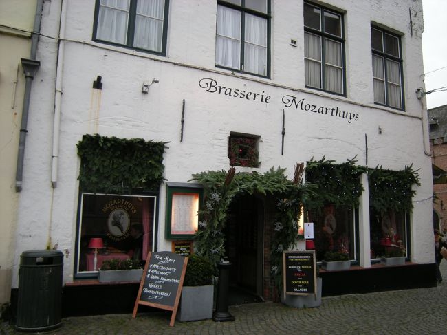 お昼はここ。<br /><br />お客さんがたくさんいたので、入ってみました。