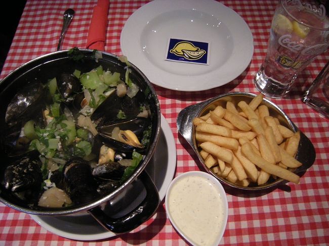 ムール貝とスプライト。<br /><br />フリッツは無料で付いてきます。<br /><br />全部で31ユーロ。２人でも満足な量です！<br /><br />