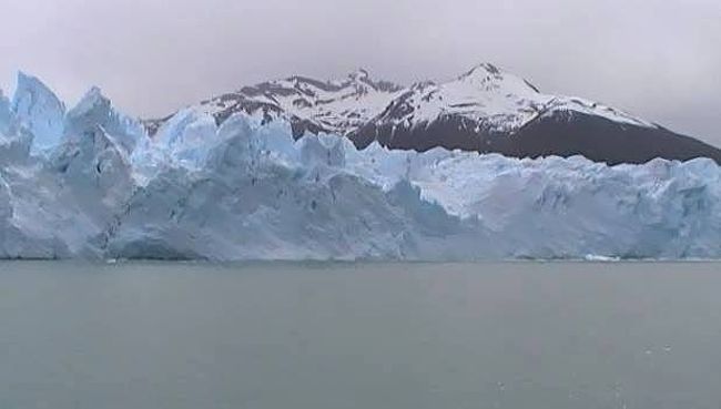 山をバックに氷河を撮影。