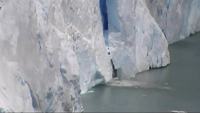 先端から崩落。規模は小さかったが、なんとかビデオで撮影することができた（ビデオ画像の一コマ）。