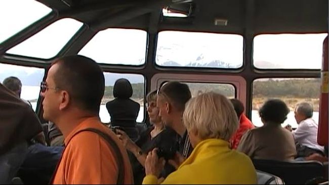 船の中ではみんなカメラを構えて待っていた。このあと上のデッキに出て氷河を撮影することができた。