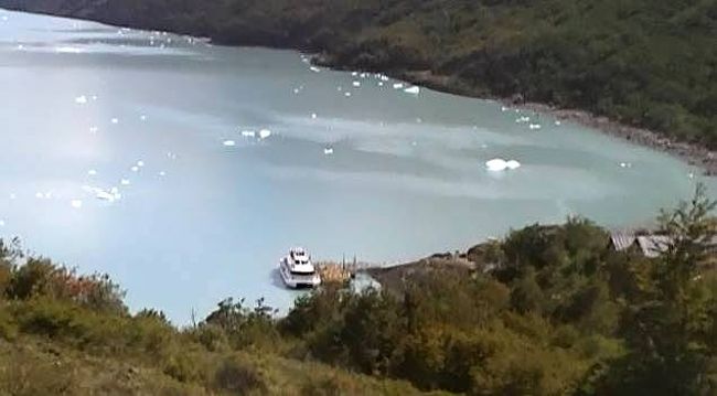 船乗り場。観光船が待機している。