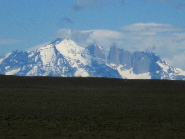 バスの車窓から撮影したトーレスデルパイネ。