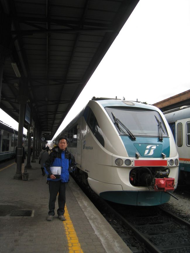 この列車に乗ってアオスタまで来ました<br /><br />これからバスで峠越えでマルティーニ経由で<br /><br />ツェルマットに移動