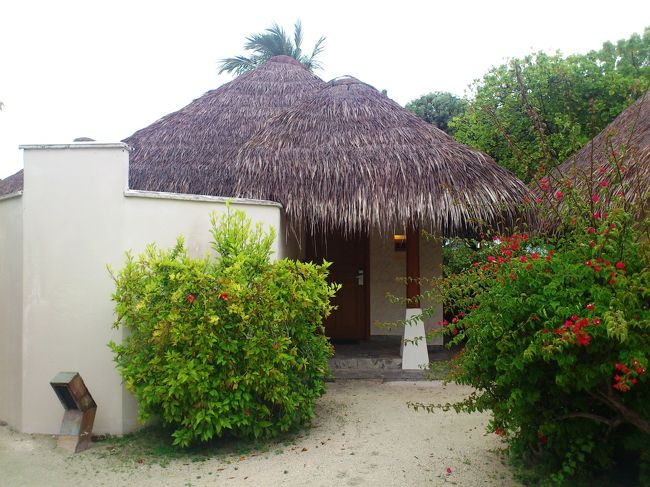 最終日もチェック・アウトの夕方まで部屋をキープしましたが、水上コテージから他の部屋に移動して欲しいとの連絡を受けて、ビーチサイド・コテージに移動しました。<br />こちらはこちらで、過ごしやすいかも・・部屋の作りは、こちらの方が新しいです。がプライベートな感じとしては×ですね。<br /><br />でも十分にリゾートしていると思います♪<br /><br />この写真は、コテージの入り口です。