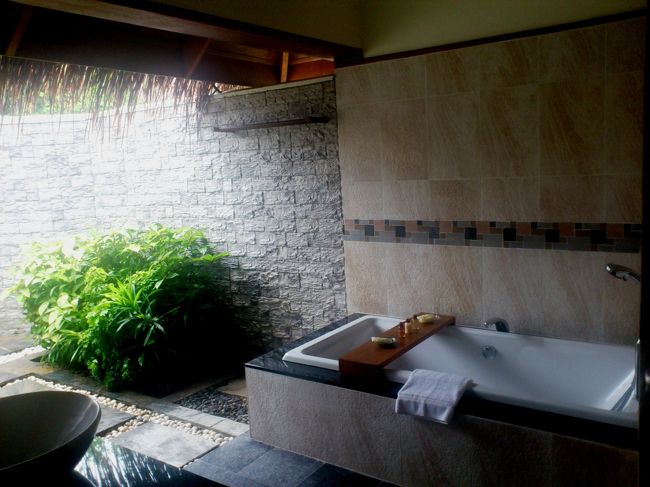 ビーチサイド・コテージのバスルームはアウトサイドです。<br />気持ちよいのですが、蚊が・・・。思わず、不要かと思っていた蚊取り線香を設置！<br />※ホテルでも用意されていましたが、全く効かないのでした！