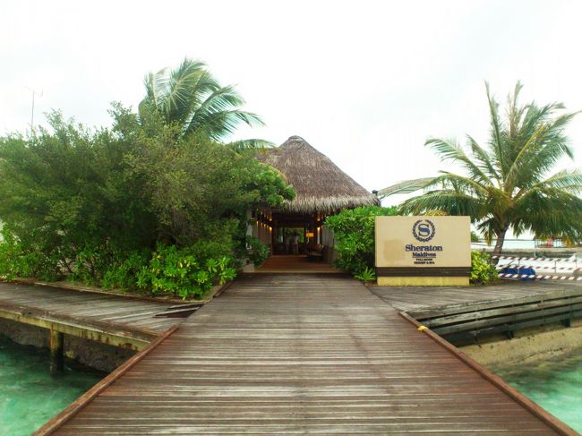 最後に、ホテルのエントランスはいかがですか♪<br />ようやくシェラトンのロゴですね（笑）<br /><br />久々のモルディブ・ステイの最終日は雨でした。<br />ダイビング・スポットが近く、ダイバーな私たちには最高のロケーションだと思われました。マーレの空港からも近いし♪<br /><br />また、来年来るぞ！（来たいぞ！）