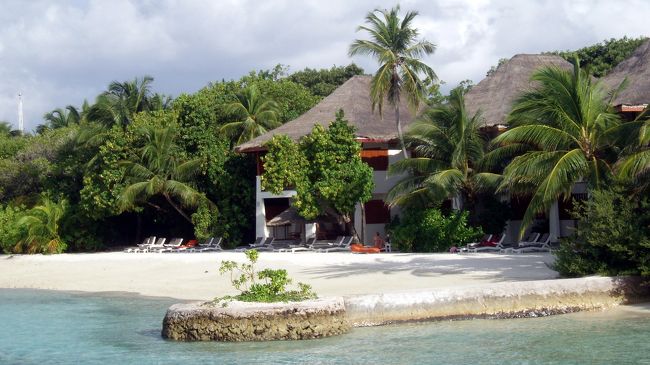 桟橋からの反対側をみるとSPGゲストの専用コテージです。<br />2階建てで、他のコテージとはちょっと違う感じに建てられています。それほど内装に違いはないと思うのですが、このコテージだけは前のビーチがこのコテージ専用になっていました。<br /><br />こっちも、良いなぁ〜。・・・とスタッフに言ったら「水上コテージの方が高いんですよ！」と言われてしまった（笑）