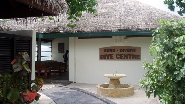 さてさて、食事の次はアクティビティに行きます！<br />今回のメイン、ダイビングです。<br /><br />こちらが、ダイビングショップの建物です。<br /><br />ここでのブリーフィング後にダイビングに向かいます。