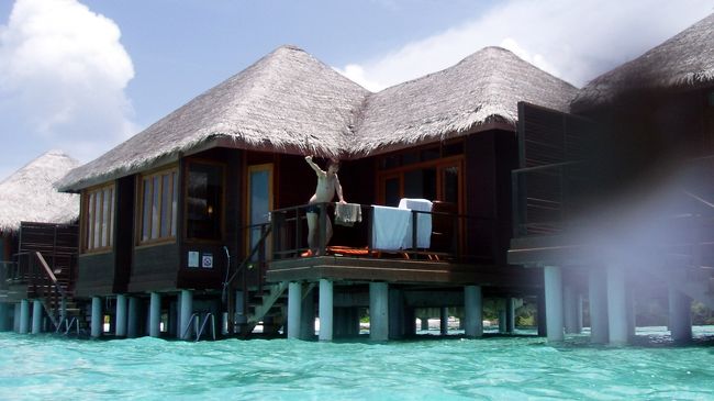 海から水上コテージを見ました。