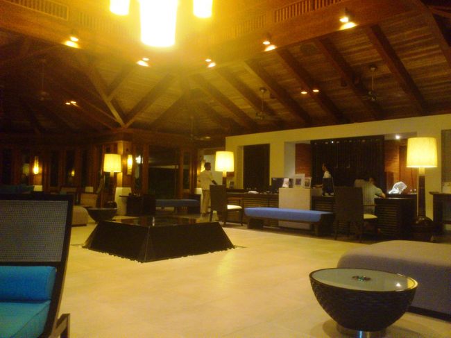 ホテルのメイン棟です。<br /><br />フロントはこちらになります。<br />このロビーの裏にはビジネス・センター、ショッピング・センター（と言っても、ジュエリーショップ、お土産やさんですが）もあります。