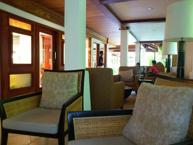 メイン棟ロビー奥のビジネスセンターあたりのスペースです。<br /><br />ロビーに人があふれた場合（オプショナルに参加する人たち）、ここで待っているようです。<br /><br />また、このシートではタバコも吸えるようです。