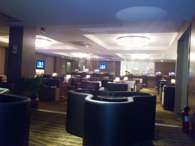 スリランカ航空のラウンジです。<br /><br />サラダが3種類とクラッカーぐらいしかありませんでした。また、お国柄アルコール類もなし！